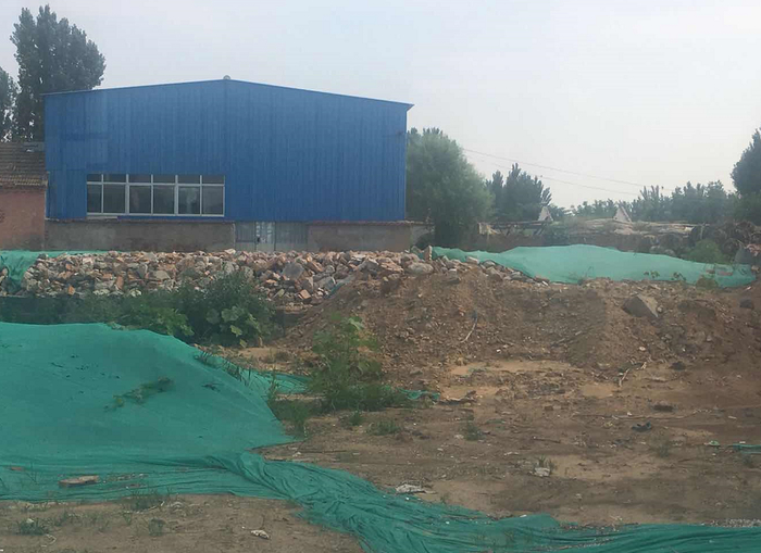 【啄木鸟在行动】华誉食府附近渣土及建筑垃圾裸露 存扬尘隐患