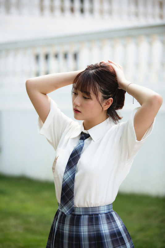 董思怡《二十不惑》夏日写真清爽来袭 唯美校园风中洋溢青春活力