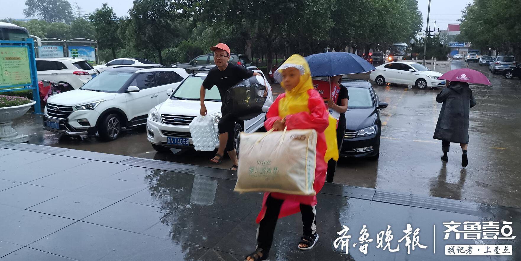 这个小小的身影真暖！风雨中，章丘小男孩为安置点送来衣服和食物