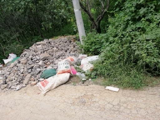 【啄木鸟在行动】刘长山路与绕城高速交界处道路两旁石块裸露