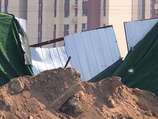 【啄木鸟在行动】 历城区董家南外环路附近楼盘有渣土未覆盖