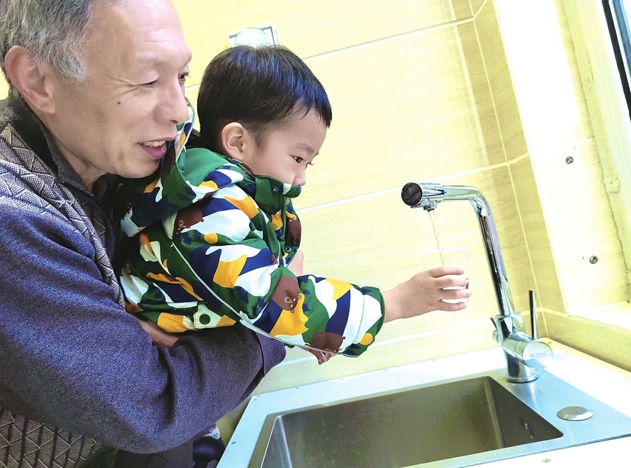 在家直饮泉水 喝起来有点甜