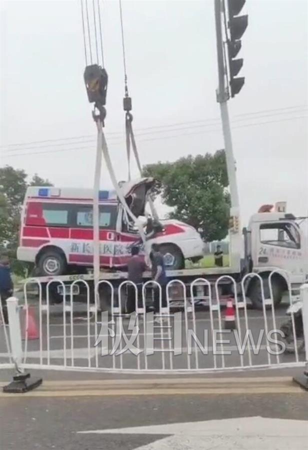 惨剧！安徽淮南一救护车撞上信号灯杆 司机不幸身亡