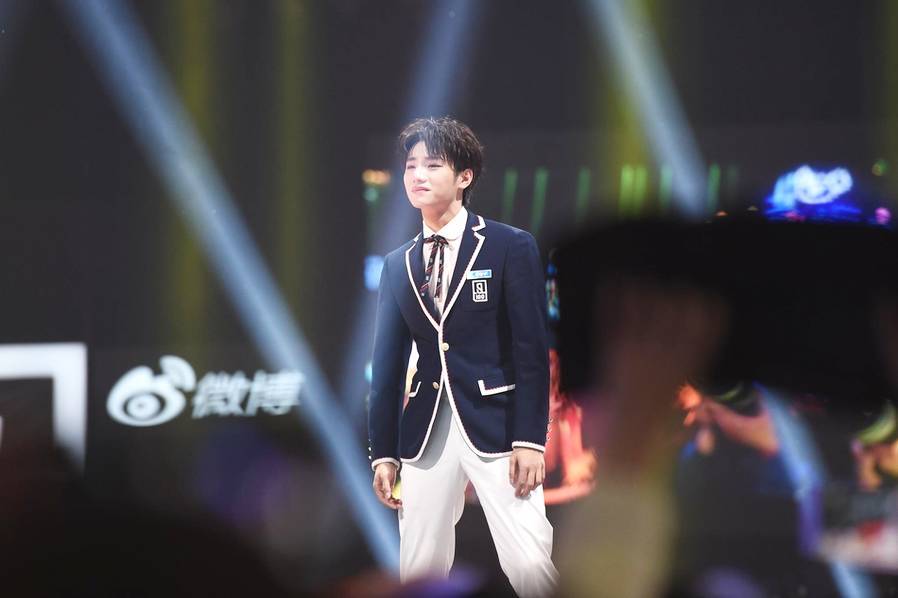 UNINE九人团尘埃落定！成员激动拥抱见证成团之夜