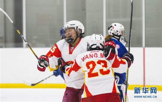 组图：中国U18女子冰球队加拿大集训备战世锦赛