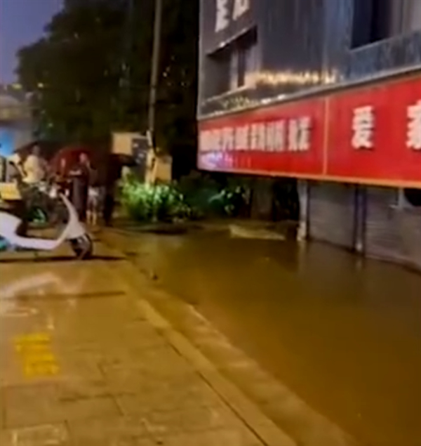 长沙突降暴雨 有门店被淹近半 地库漏水积水淹没轮胎