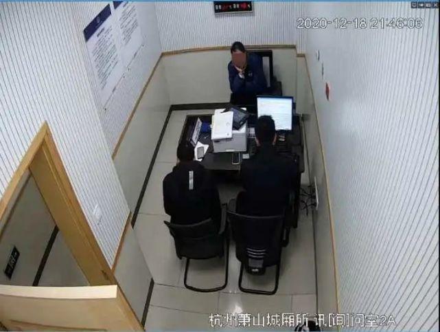 50岁女子怒砸60岁男友家 警察上门后发现屋内堆满50多箱茅台
