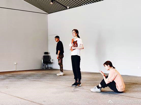 “大青衣”葛天晒工作照，获网友点赞：元气满满