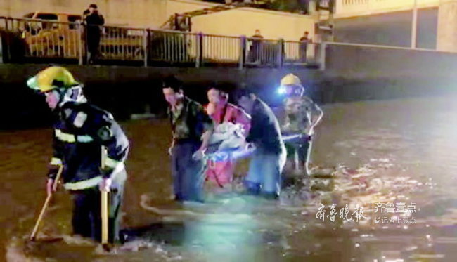 铁路桥下积水面包车抛锚两人被困，，消防员蹚水救孕妇