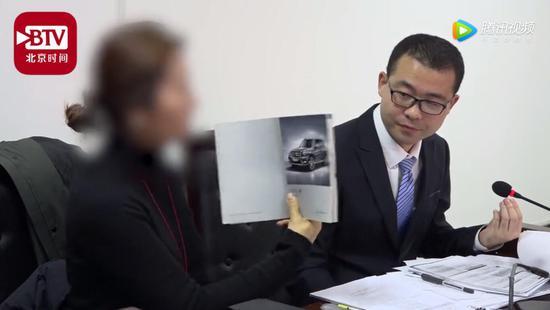 后怕！女子买奔驰开3年发现轱辘装反，每天“倒八字”行驶