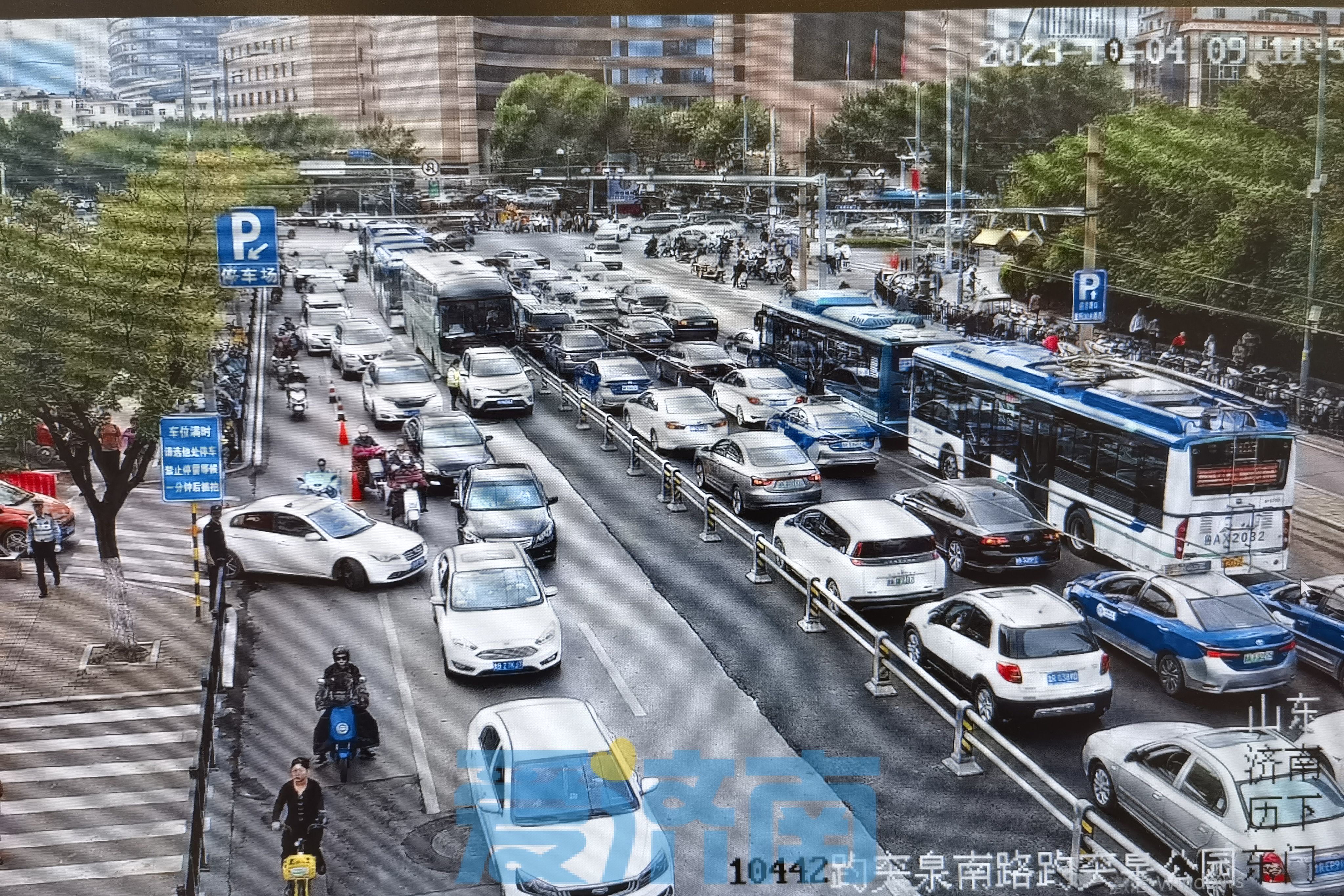 路况速报｜经十路与千佛山路南口实施交通管制，趵突泉路东停车场已暂时封闭