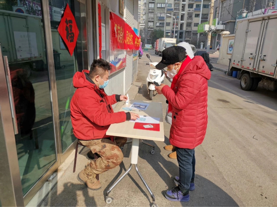 隔着玻璃跟1岁儿子说再见：对不起，爸爸还有一场战“疫”要打！