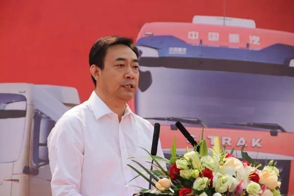 百辆订单交付 中国重汽汕德卡牵引车再次助力危化品运输