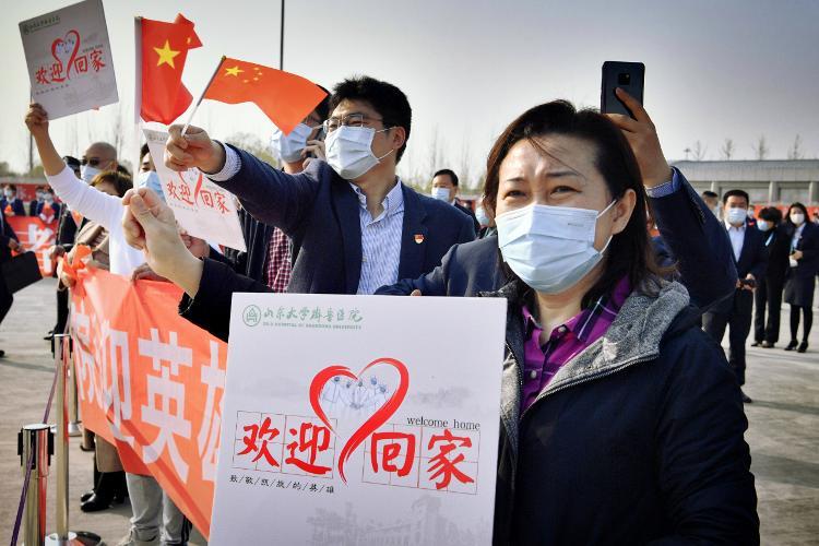 “欢迎回家！”山东最后一批援助湖北医疗队乘包机安全抵达济南