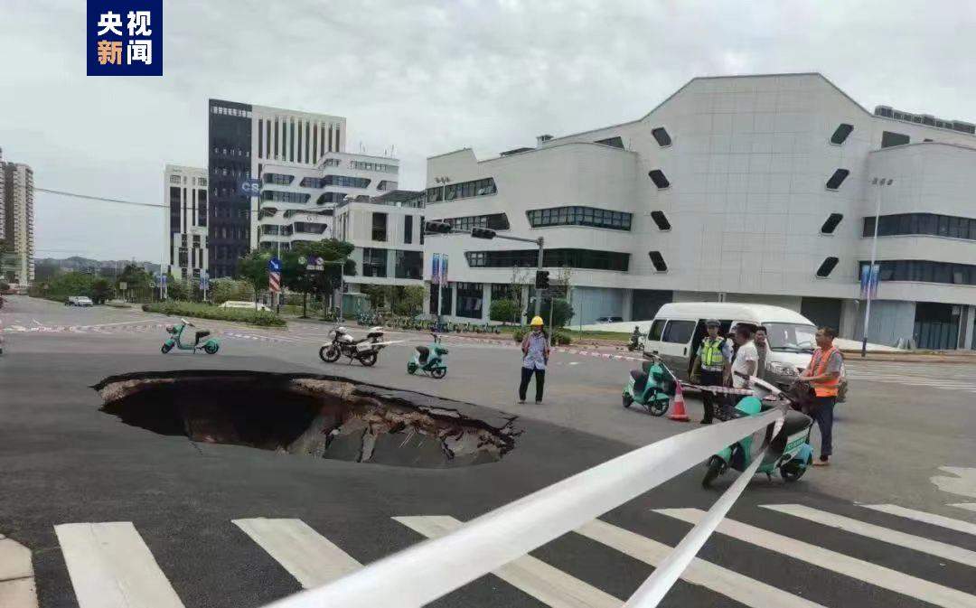 路有大坑 出行注意！广西南宁一路口出现路面塌陷