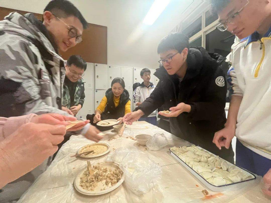 饺饺包满爱，劳动暖冬至——山东师大附中幸福柳分校冬至包饺子活动