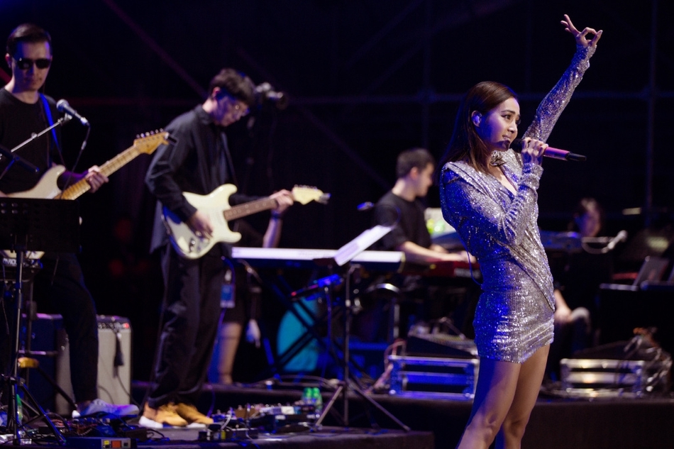 蔡依林表演期间被激光笔照射 闭眼敬业完成演出