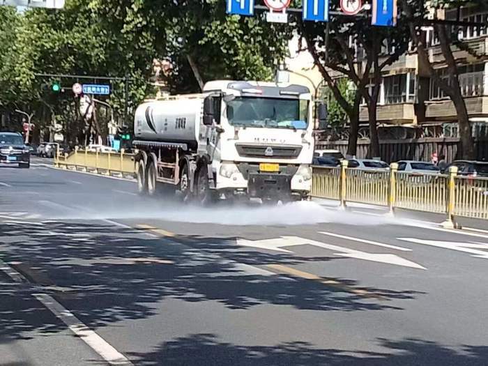 洒水车为路面降温洗尘！济南昨天出动保洁和洒水车辆5240余车次