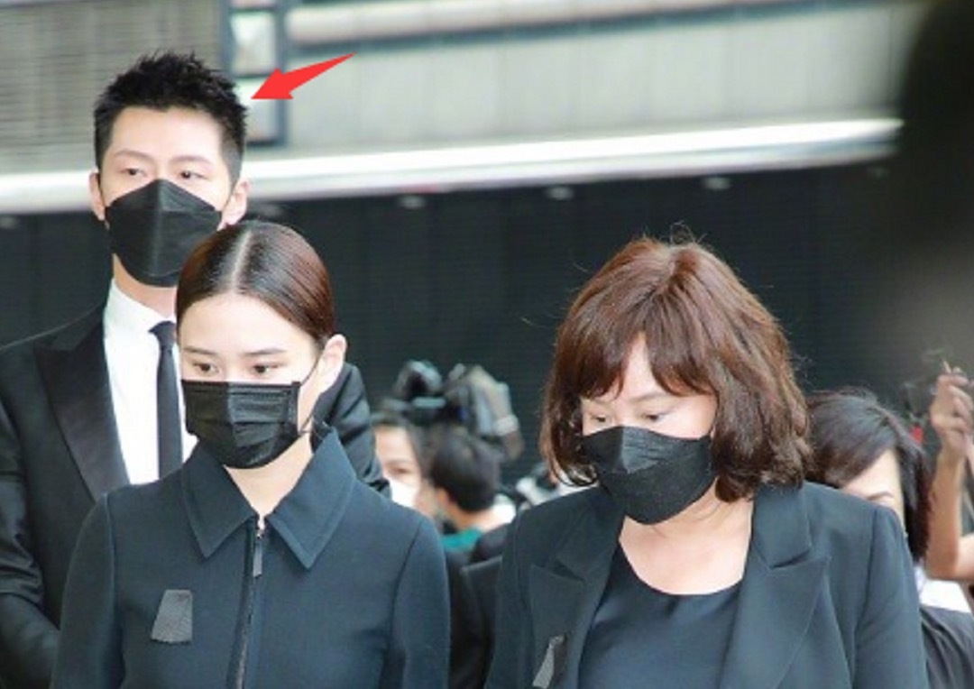 赌王|何猷君抱儿子现身赌王丧礼，窦骁女婿身份获认可，紧跟何超莲身后