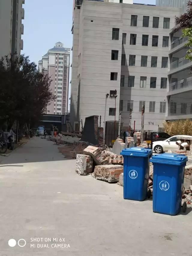 愤怒了！潍坊一小区百名业主深夜开推土机拆除违章建筑