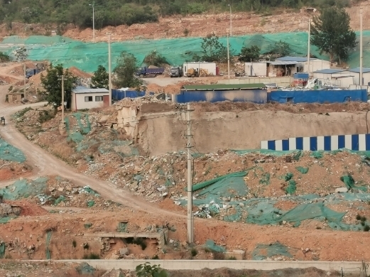 【啄木鸟在行动】老虎山隧道南入口东侧渣土裸漏