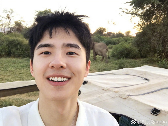 暖心故事：刘昊然给粉丝捐钱 用本名汇款助其渡过难关 