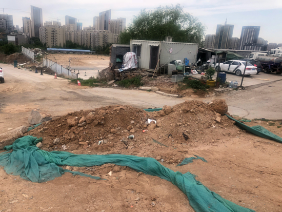 【啄木鸟在行动】奥体中路与坤顺路交叉口东侧大片山体裸露