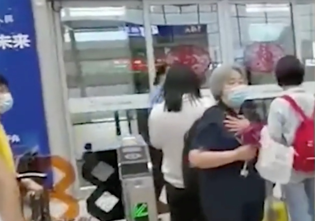 退休老教师高铁站偶遇新兵 这句嘱托瞬间让人泪目