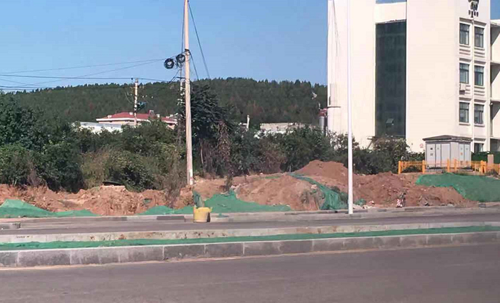 【啄木鸟在行动】工业南路和飞跃大道交汇处附近渣土裸露未完全覆盖