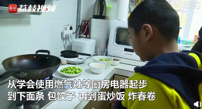 我慕了！8岁小学生假期学会30多道菜 网友：别人家的孩子