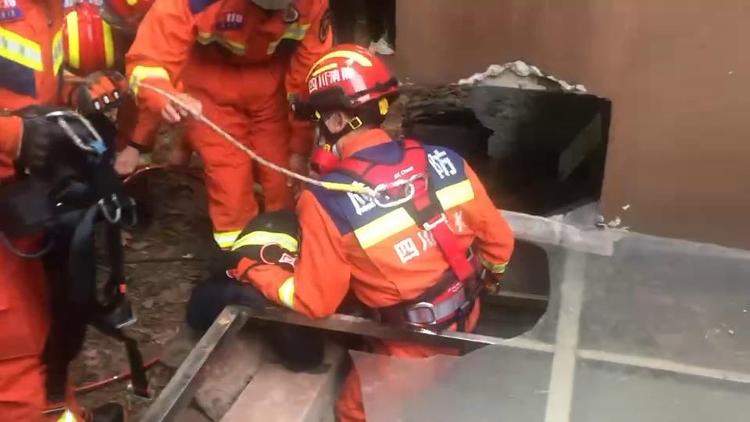 四川泸州：男孩不慎坠落10米深天井 当地消防与市民合力救援