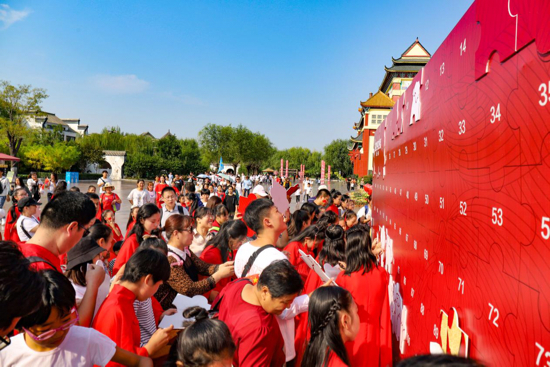 【晒晒美好山东】万人向祖国表白！方特东方神画国庆“引燃”游客中国心