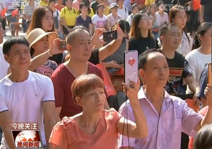 双节临近 各地多彩活动迎佳节