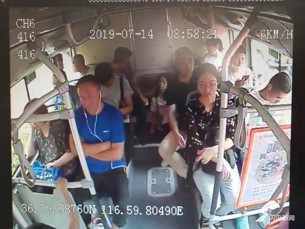 乘客公交车上突发病情晕倒 济南老司机紧急施救化险为夷