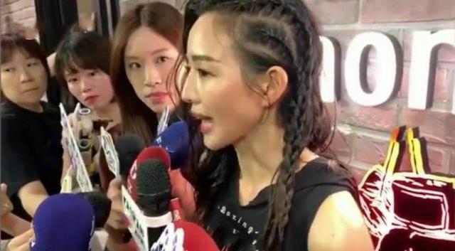 张钧甯|38岁邱泽现身名媛生日宴，身材发福和靓女嗨聊不停