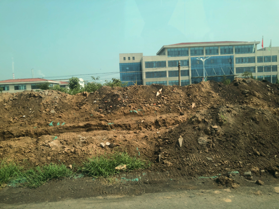【啄木鸟在行动】章丘区308国道化工工业园路段有大片渣土裸露