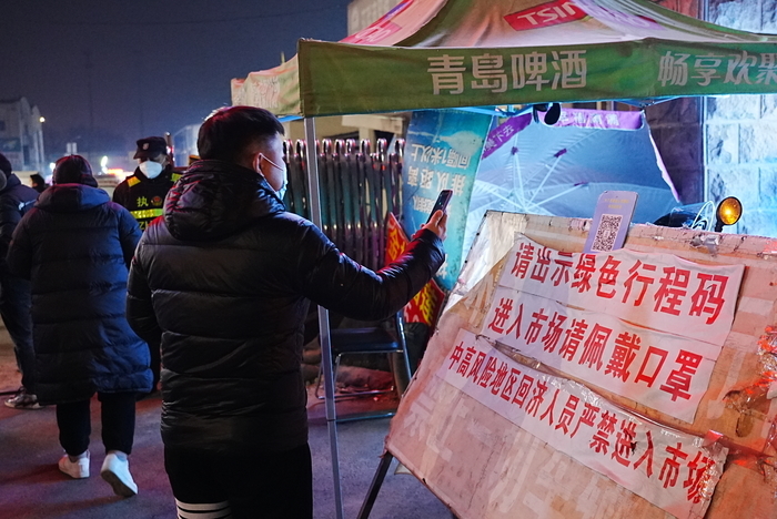 环联夜市恢复营业首日，小吃街烟火气升腾