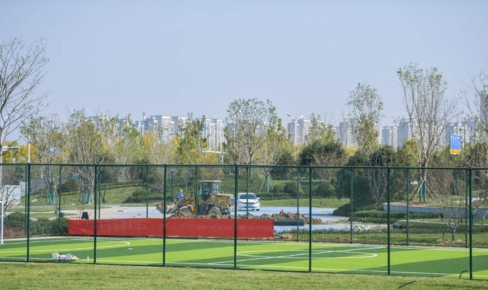 地铁2号线车站旁新建中央公园