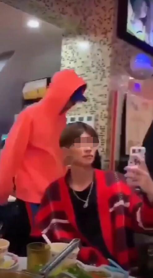 鹿晗关晓彤穿情侣装吃火锅，一前一后包裹严实低调现身