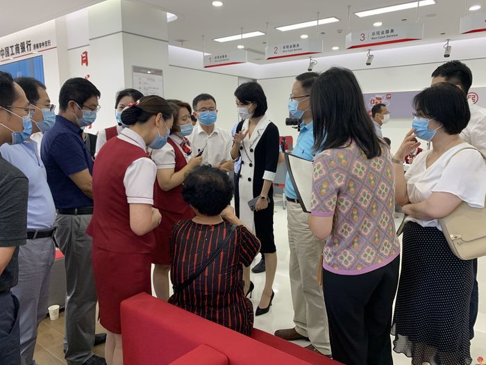 摸清老年人需求 打造“适老”金融服务 “商量”聚焦老年人运用智能技术办理银行业务困难问题