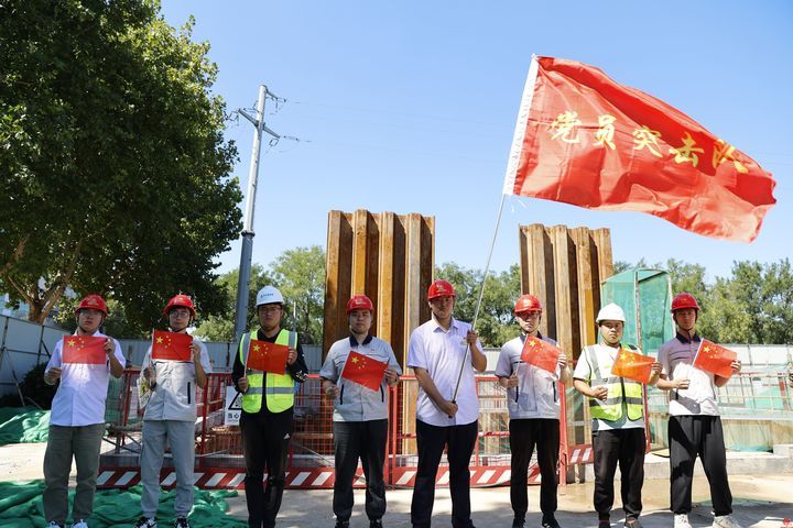 我与国旗合张影”能源ok138cn太阳集团人定格最美“中国红” 传递浓浓爱国情