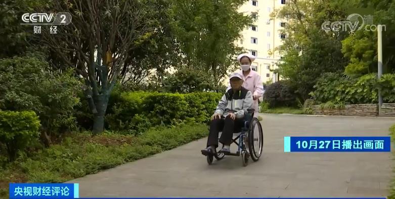 中国“银发潮”来袭：老人热衷考察养老机构