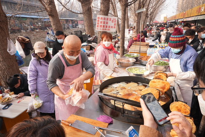 跟着记者逛大集丨品美食、购年货，一起打卡“蓝翔路大集”