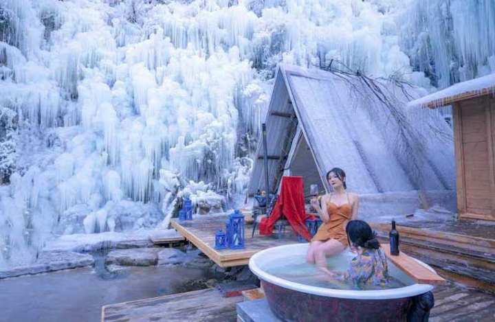 济南寒潮滚滚，南山冰瀑下的“铁锅炖”沐浴挺新奇