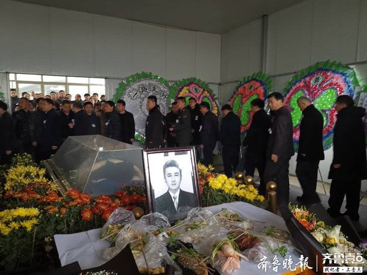 张雪领追悼会在郓城举行，社会各界群众自发前往送别