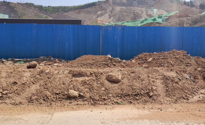 【啄木鸟在行动】渣土“裸奔” 九曲附近大面积渣土裸露无人管
