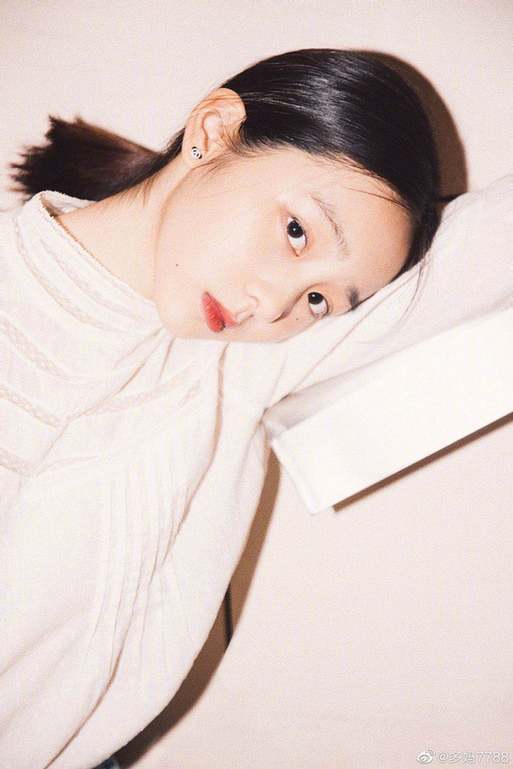 孙莉|孙莉晒女儿近照 14岁黄多多“暴风成熟”翻版自己