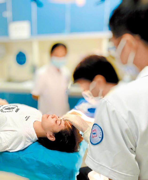 故意借伤炒作?阿娇晒伤口照片 阿娇否认:一句话没说就骂我上热搜