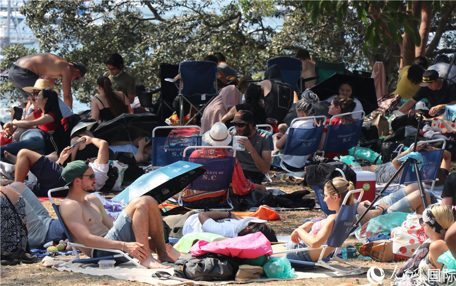 全球游客不惧高温汇聚悉尼港 等待2020年悉尼烟花盛典