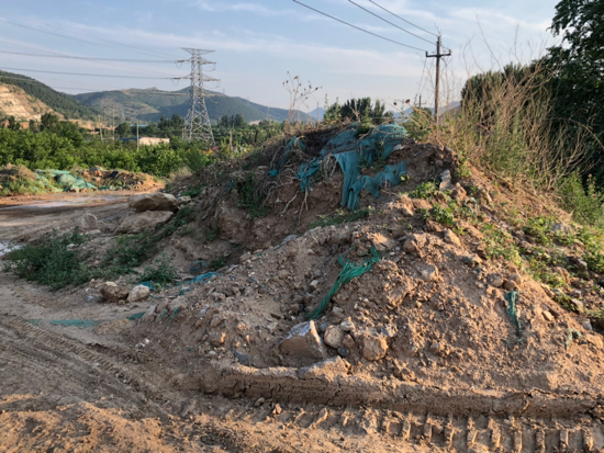【啄木鸟在行动】港兴路与港九路交汇处附近大片渣土裸露